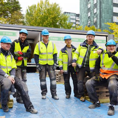 Modulmontage-gänget som satte upp skolpaviljongen på Kevingeskolan. Från vänster Raymond Jonsson, Filip Norell, Bengt Östlin, Anders Johansson, Anton Eriksson och Jacob Liljenhag.
