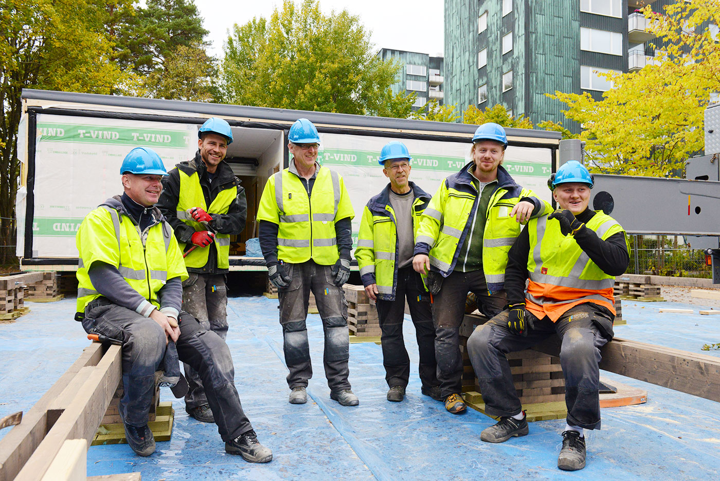 Modulmontage-gänget som satte upp skolpaviljongen på Kevingeskolan. Från vänster Raymond Jonsson, Filip Norell, Bengt Östlin, Anders Johansson, Anton Eriksson och Jacob Liljenhag.